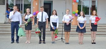 В Тельмановской гимназии прошла торжественная линейка, посвященная выпуску учащихся 9 классов