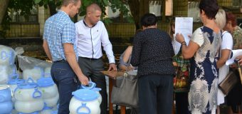 Жители Старомарьевки получили емкости для хранения воды