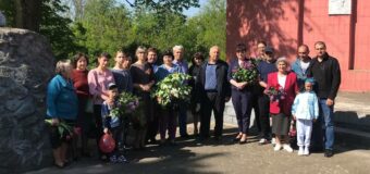 Жители с.Новоселовка возложили цветы к памятнику солдатам