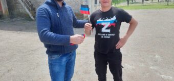 Работники Староласпинского СДК поздравили местных жителей с Днём рождения Республики ДНР!
