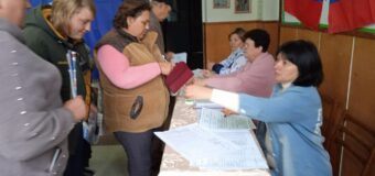 Жители района голосуют на своих избирательных участках