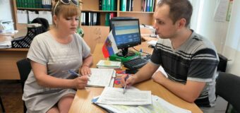 Консультирует работодателей по вопросам заполнения отчетности Тельмановский районный центр занятости