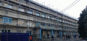 Продолжаются отделочные фасадные работы на здании главного корпуса Центральной районной больницы